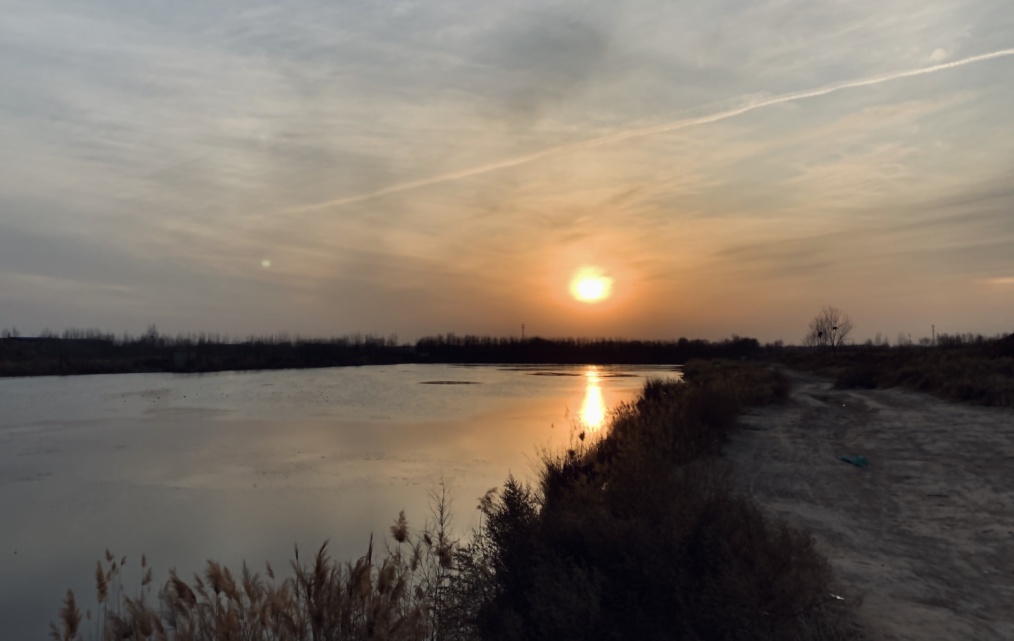 夕阳西下，或许天空更“干净”一点更好